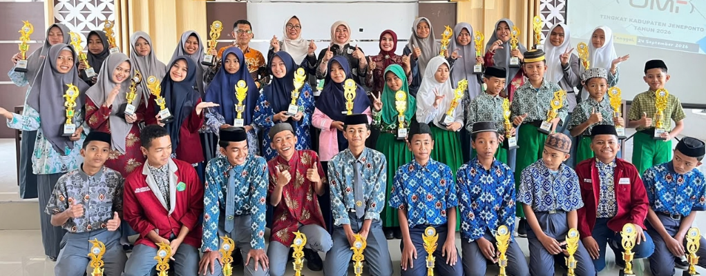 Tiga Murid MAN Jeneponto Raih Juara 1 OMI, Terima Piala Penghargaan dari Kemenag Jeneponto